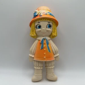 Muñeca Sanitoy Rubber Inc de colección juguete chirrido 8" niña sombrero naranja 1973 funciona - Imagen 1 de 15
