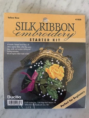 Bolsa de moedas Bucilla amarela rosa fita de seda bordado kit inicial - #41830, 1997 - Imagem 1 de 4