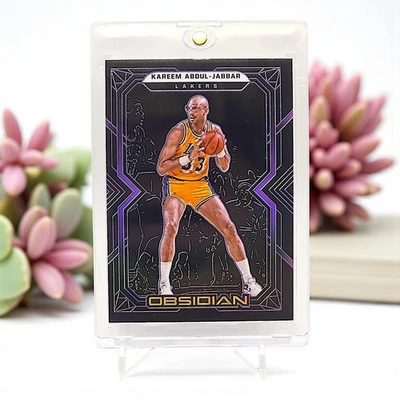 Grabado eléctrico Panini Obsidian 2021-22 púrpura/99 Kareem Abdul-Jabbar #141 Salón de la fama Foto 1 de 2
