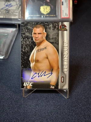 2015 Topps UFC Cain Velasquez # FA-CV Certified Autograph - Image 1 of 4