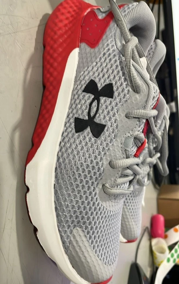 Under Armour Niño BGS Charged Rogue 3, Estilo #3024981-104, Talla 3.5Y, Multicolor Foto 1 de 1