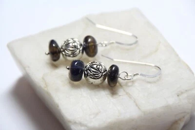 Pendientes de piedras preciosas redondeadas azul oscuro de iolita de 10 mm de plata de ley .925 1 1/2" Foto 1 de 4