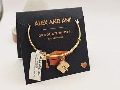  Alex & Ani Gradution Cap 2018 Satin Matt Gold Charm Bangle Bracelet ✨️ New  - Imagem 1 de 4