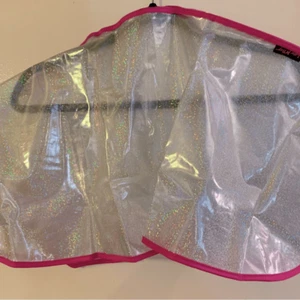 Borsa a mano Luv Betsey Johnson protezione poncho pioggia glitter e marsupio OSFA NUOVA CON ETICHETTE - Foto 1 di 5