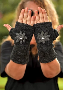 Hermoso calentador de manos sin dedos color negro con flor - Imagen 1 de 5