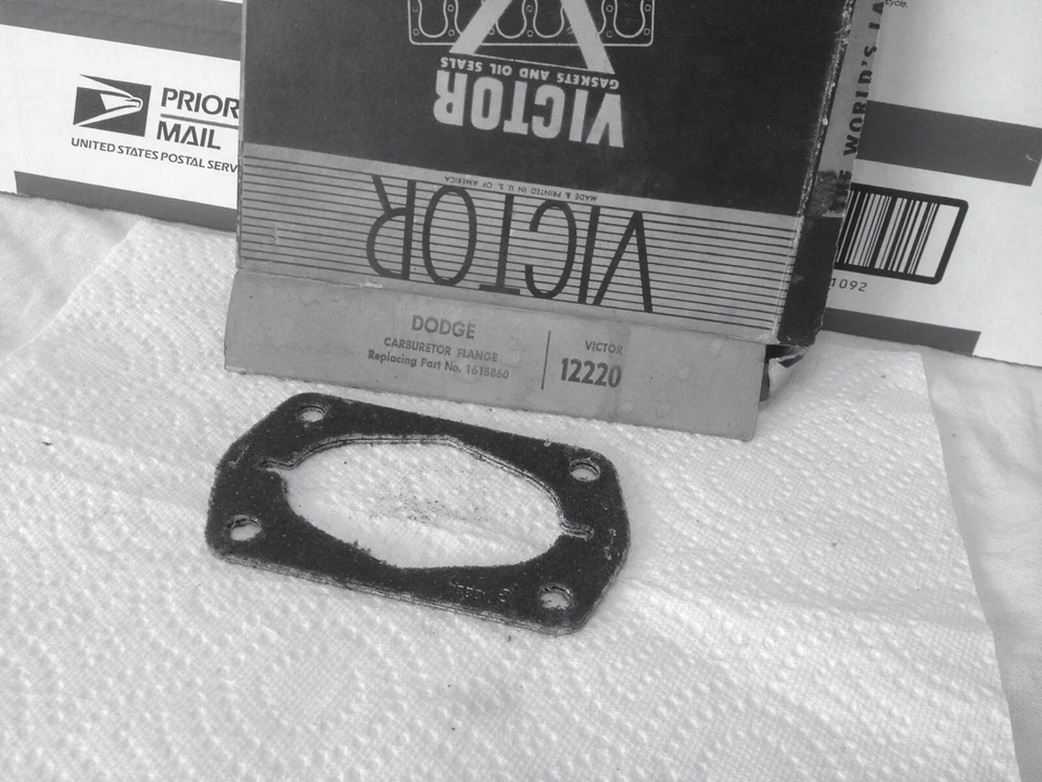 Junta de montaje de carburador Dodge, 1615860; NOS.    Artículo: 4714 Foto 1 de 1