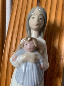 Nao by Lladro eine neue Puppe Figur #1117 Mädchen mit Puppe - mit Box - Bild 1 von 4