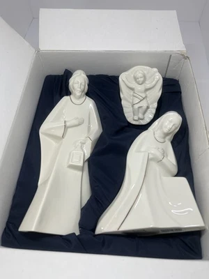 Belén Mikasa Noche Santa Juego de 3 piezas China fina con detalles dorados Decoración de Navidad Foto 1 de 4