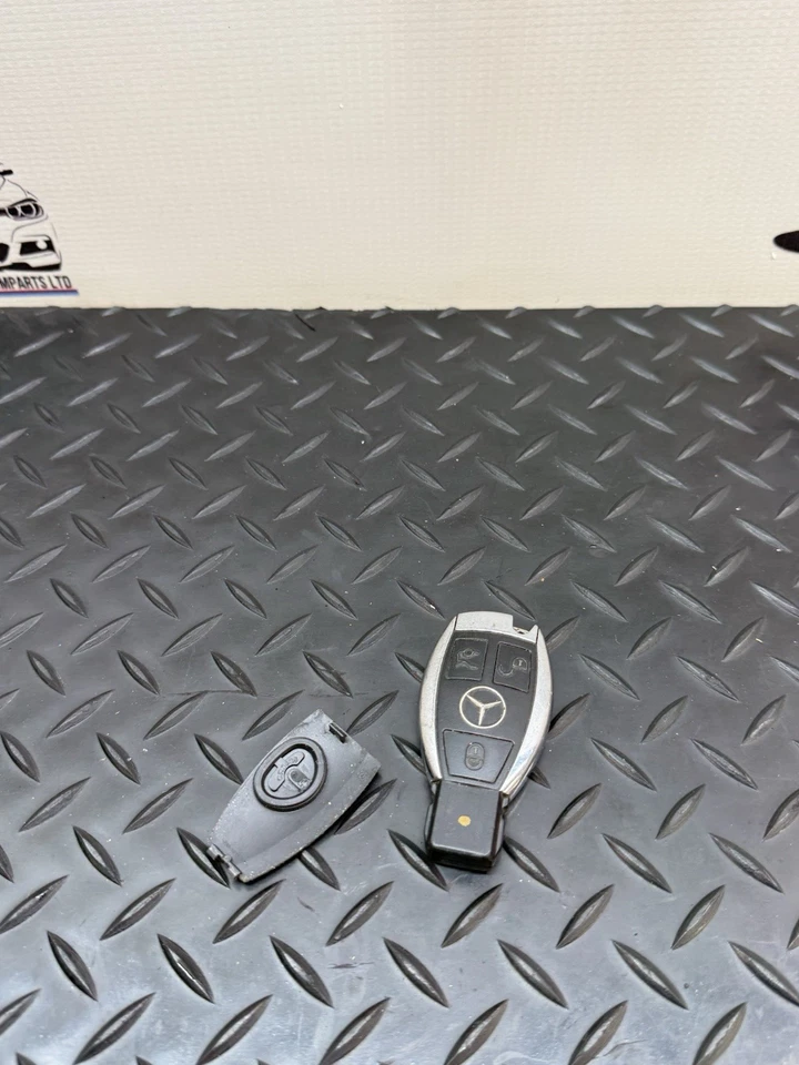 MERCEDES E CLASS W212 IGNITION KEY 433.92 Mhz 2015 - Image 1 of 4