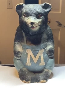 Antico orso tedesco in cartapesta in salopette con vetro occhi e lettera M espositore - Foto 1 di 8