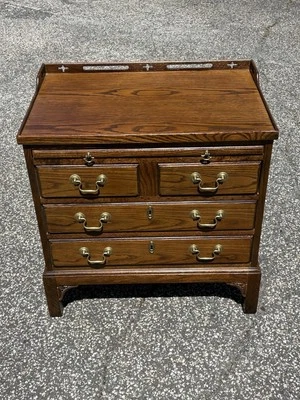 Cómoda de roble Century Furniture Company con superficie de escritura extraíble Foto 1 de 4