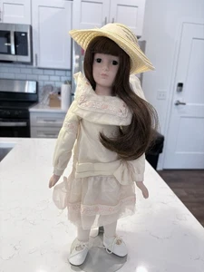 Sammlerpuppe Porzellan im cremefarbenen Kleid aus Royathan Collection, "Emily" - Bild 1 von 12