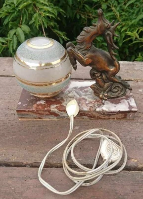 Vintage Lampe Art Déco Cerf en régule support marbre et Globe en verre givré - Photo 1/4