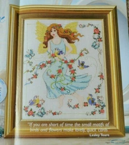 Incantevole fata estiva con ghirlande di fiori e uccellini tette blu tabella punto croce - Foto 1 di 1