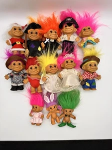 Lotto 13 bambole troll vintage Russ anni 80 90 vestiti Natale Halloween Pasqua - Foto 1 di 7
