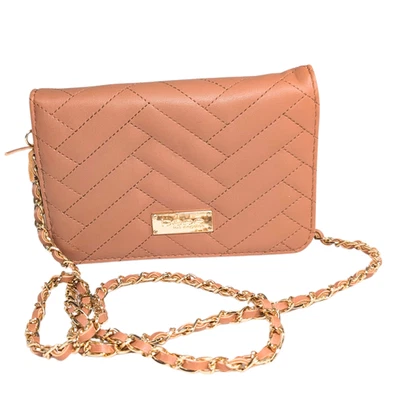 Bandolera convertible Bebe marrón imitación cuero Sophia acolchada con correa de cadena Chevron Foto 1 de 4