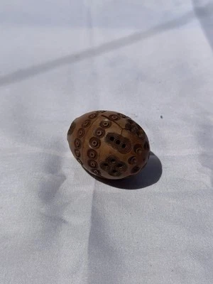 Ancien Oeuf Boite à chapelet  Corozo sculpté  Dévotion accidenté - Photo 1/4