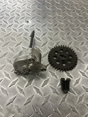 07 08 2007 2008 Suzuki Gsxr 1000 motor bomba de óleo fabricante de equipamento original  - Imagem 1 de 4