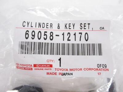 Cilindro de bloqueo de puerta de combustible genuino OEM Toyota 69058-12170 con llave Foto 1 de 4