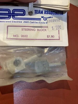 TEAM ASSOCIATED RARE EARLY 8TH SCALE STEERING BLOCKS & AXLES RC AE 2652 - Image 1 of 4