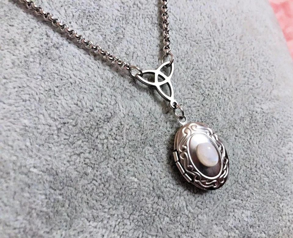 Collana donna Portafoto ovale cuore Triquetra Triscele Pietra di Luna in Acciaio - Immagine 1 di 1