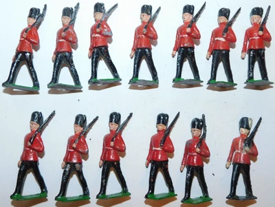 Старый свинец CHERILEA 1950-х годов, британские гвардейцы маршируют на склон оружия, 13 штук - Изображение 1 из 4