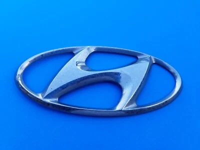 07 08 09 10 TAPA PUERTA TRASERA HYUNDAI ENTOURAGE CROMO EMBLEMA LOGOTIPO INSIGNIA OEM (2009) Foto 1 de 4