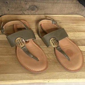 Sandalia Tommy Hilfiger Mujer Cosa Eslinga Espalda 8M Verde Salvia Oro Medallón - Imagen 1 de 7