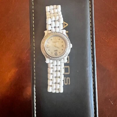 Reloj Akribos XXIV Mujer Diamante Cerámica Banda Blanca y Acentos Plateados Foto 1 de 4