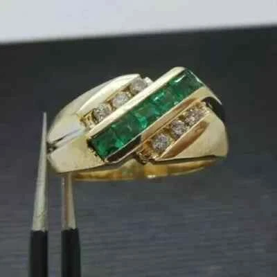 Anillo de compromiso para hombre de 2 quilates con esmeralda creada por Princess Lab enchapado en oro amarillo de 14 k Foto 1 de 4
