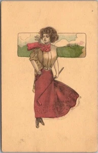 Postal de saludos de golf vintage 1912 coloreada a mano mujer dama golfista / MI Cancelar - Imagen 1 de 2