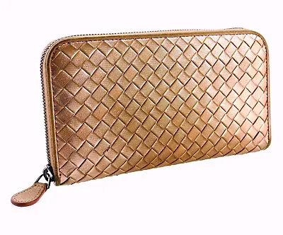 BOTTEGA VENETA Metallic Pink Intrecciato Leather Zippy Clutch Wallet Italy • 140€