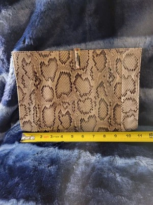 Bolso de mano de piel de serpiente  Foto 1 de 4