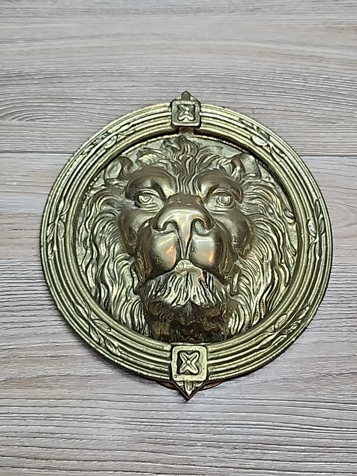 Golpe de puerta con cabeza de león de latón vintage detallado tono dorado 7 1/2 Inglaterra Foto 1 de 4