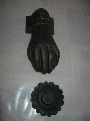 ancien heurtoir en forme de main - Photo 1/4