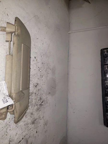 2000-2002 CHEVROLET TAHOE ЛЕВЫЙ DIMMNG ДВОЙНОЙ СОЛНЦЕЗАЩИТНЫЙ КОЗЫРЕК СЕРЫЙ 15172572 KR124470 - Изображение 1 из 1