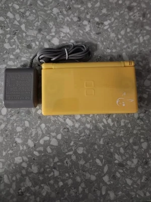 Sistema portátil Nintendo DS Lite edición Pokémon amarillo 6 Foto 1 de 4