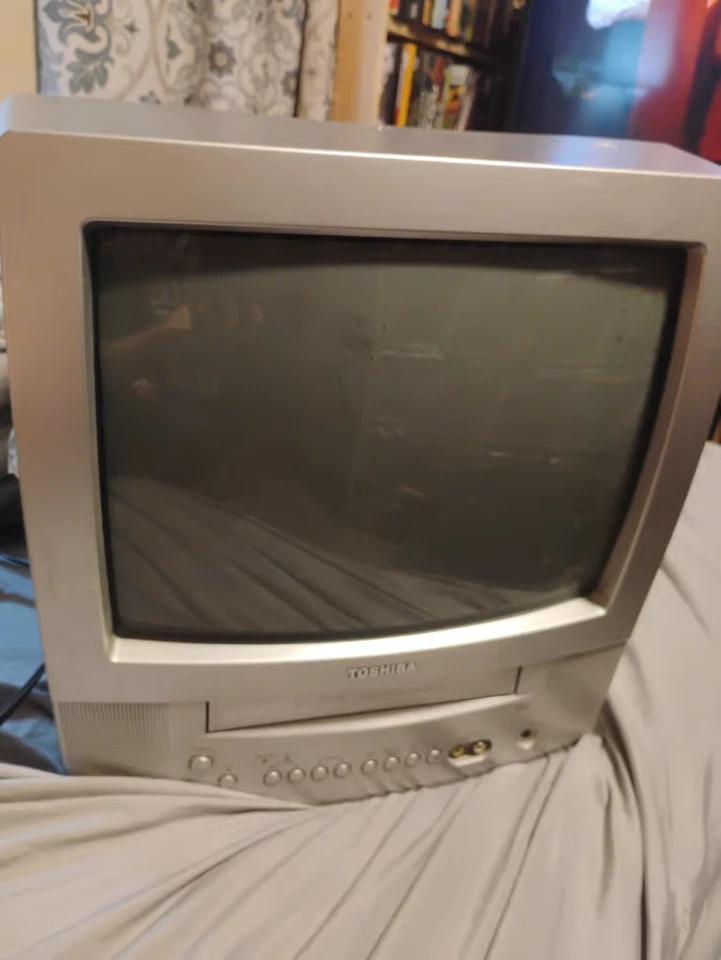 Toshiba MV13P3 13" CRT Television 2004 W/VCR Built In no remote -TESTED WORKS - Image 1 of 4