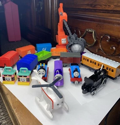 Lote de trenes, carros, helicópteros y accesorios Thomas & Friends Foto 1 de 4