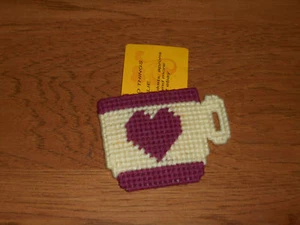 MAROON HERZ AUF CREME TASSE GESCHENKKARTENHALTER KÜHLSCHRANKMAGNET (NEU) - Bild 1 von 3