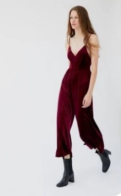 Mono de terciopelo borgoña talla mediana Molly de pierna ancha Urban Outfitters para mujer   Foto 1 de 4