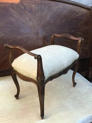 Винтажная мягкая скамья / оттоманка с резными деревянными подлокотниками — акцентное сиденье - Изображение 1 из 4