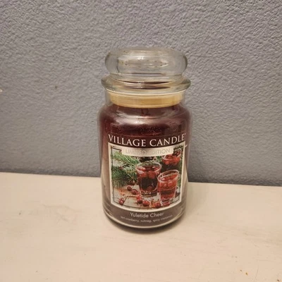 Tarro grande Village Candle Yuletide Cheer arándano nuez moscada canela rojo edición limitada Foto 1 de 4