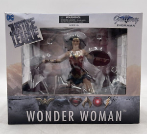 Diamond Select DC Gallery Justice League Wonder Woman 9" PVC Diorama