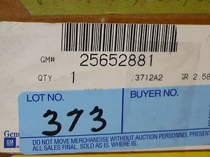 1 pc. GM OEM 25652881 Parking & Signal Lamp Lens, Right, New - Picture 1 of 1