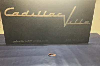 Cadillac 1949 sedán RH PS cerradura de puerta delantera cilindro clip soporte usado original Foto 1 de 4