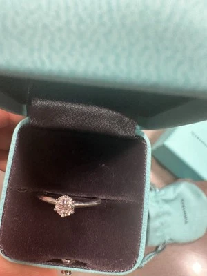 Anillo de compromiso solitario de diamantes TIFFANY & CO.  Foto 1 de 4