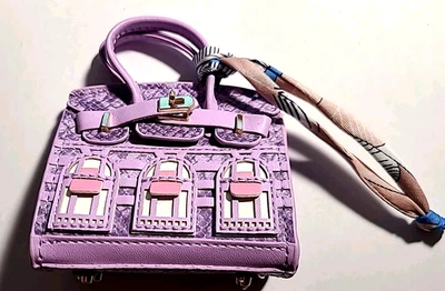 BOLSO MORADO CASA DE MUÑECAS TONNER VDC EDICIÓN LIMITADA CON BUFANDA ESTAMPADA ANUDADA (O80) Foto 1 de 4