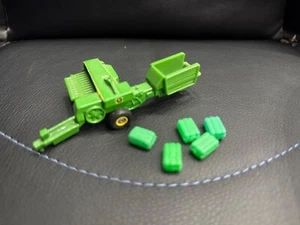 Empacadora rectangular John Deere 338 con heno escala 1/64 - Imagen 1 de 5