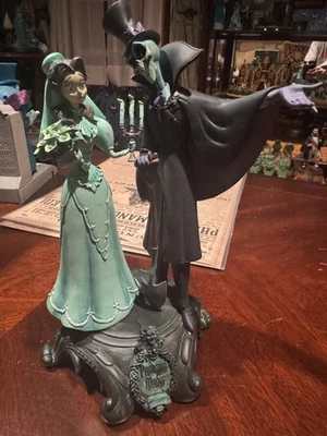Disneyland Paris "Phantom Manor": estatuetas Melanie & Henri por Kevin & Jody  - Imagem 1 de 4